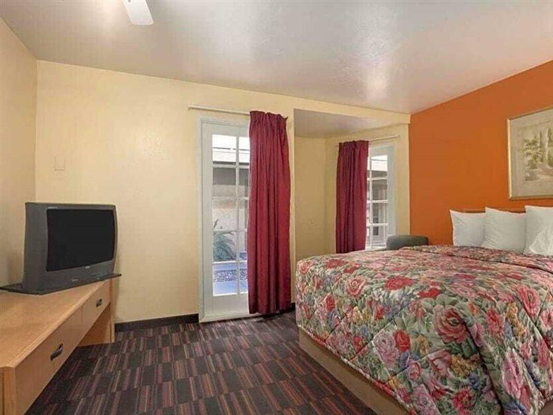 Knights Inn Tucson D.M.A.F Area Экстерьер фото