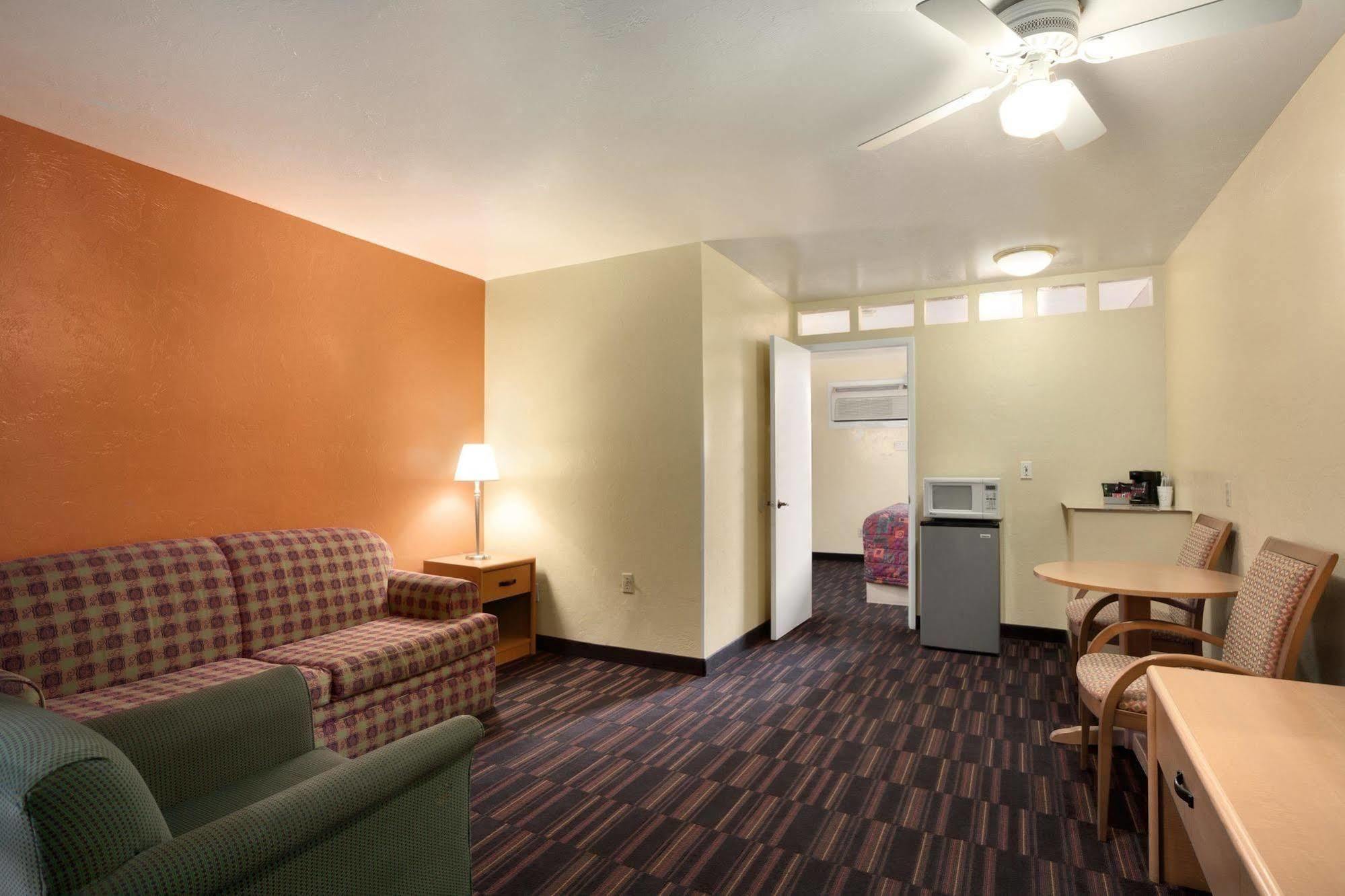 Knights Inn Tucson D.M.A.F Area Экстерьер фото