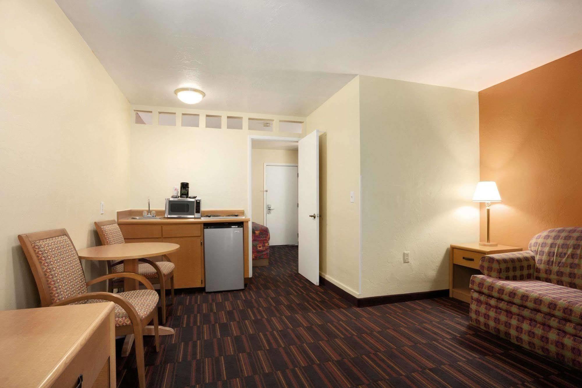 Knights Inn Tucson D.M.A.F Area Экстерьер фото